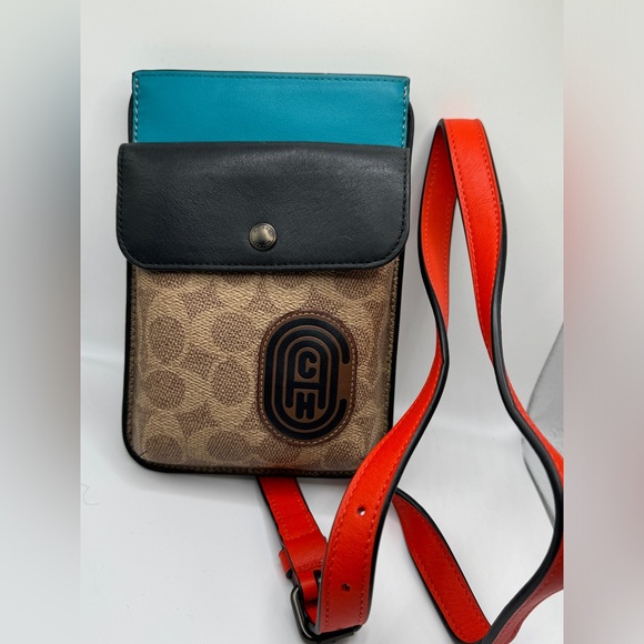 Coach Hybrid Pouch With Signature Canvas Blocking And Coach Patch - Picture 4 of 6